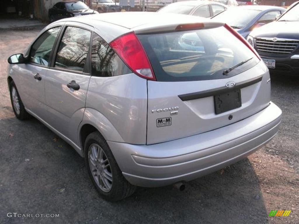 2005 Focus ZX5 SE Hatchback - CD Silver Metallic / Dark Flint/Light Flint photo #4