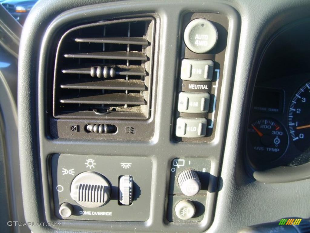 2002 Chevrolet Suburban 1500 LT 4x4 Controls Photo #41124559
