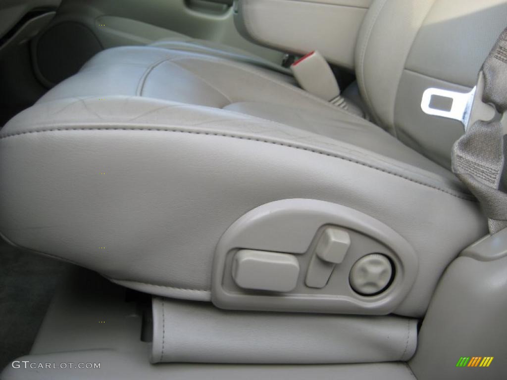 2004 Cadillac DeVille DHS Controls Photo #41125023