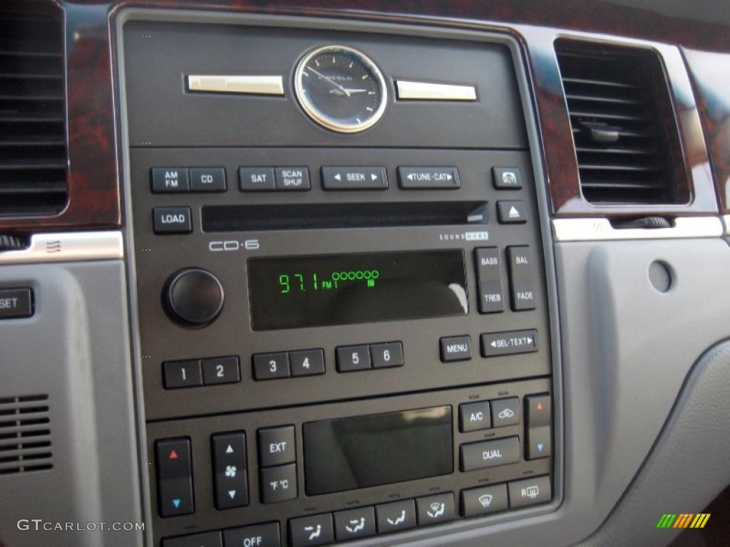 2006 Lincoln Town Car Signature Limited Controls Photo #41125335
