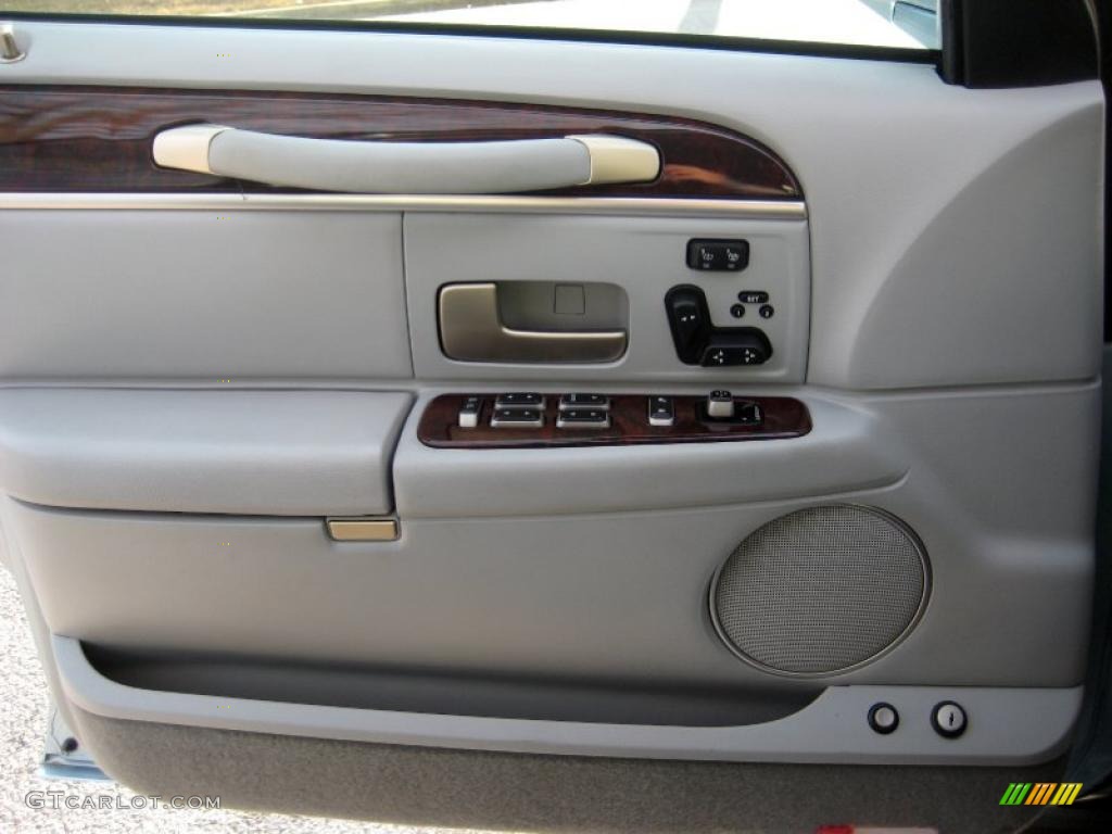 2006 Lincoln Town Car Signature Limited Dove Door Panel Photo #41125351