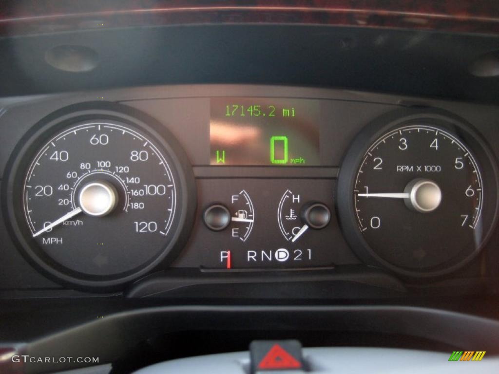 2006 Lincoln Town Car Signature Limited Gauges Photo #41125367