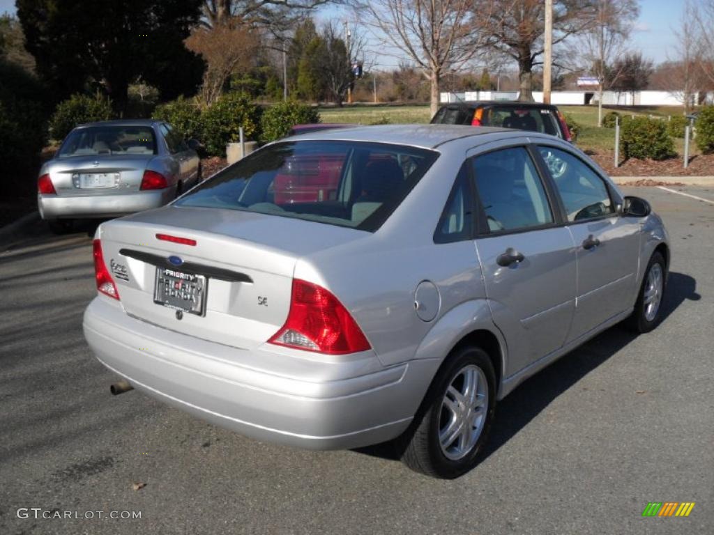 2003 Focus SE Sedan - CD Silver Metallic / Medium Graphite photo #4