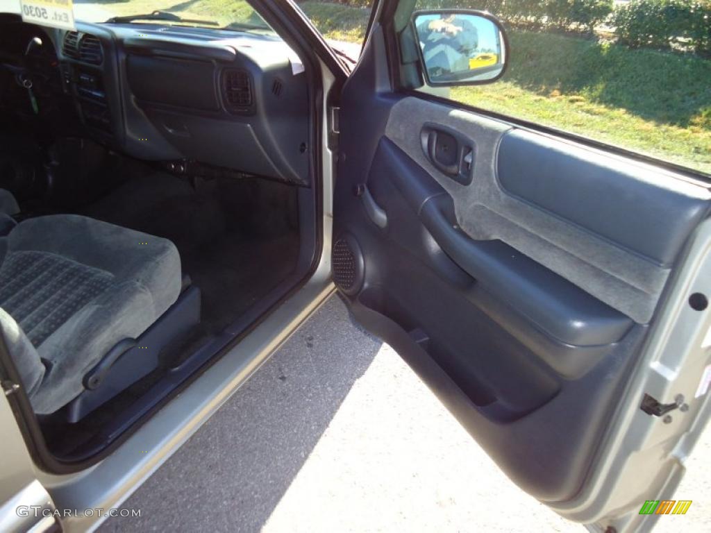 2001 Chevrolet S10 LS Extended Cab Graphite Door Panel Photo #41138107