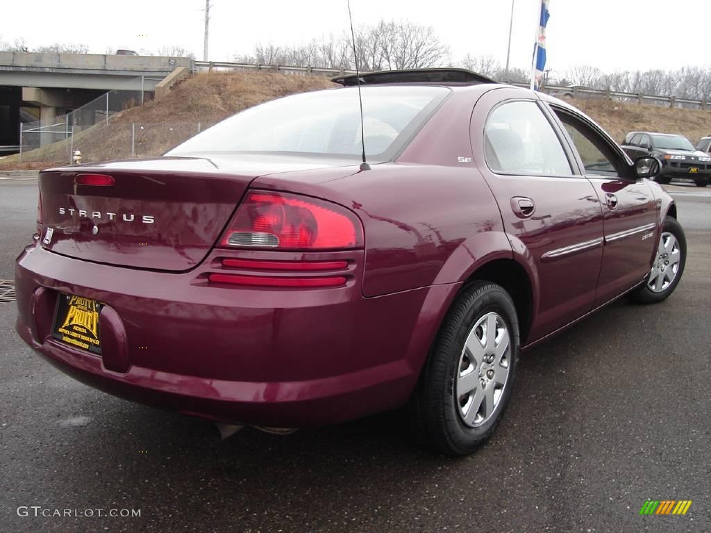 2001 Stratus SE Sedan - Dark Garnet Red Pearl / Taupe photo #5