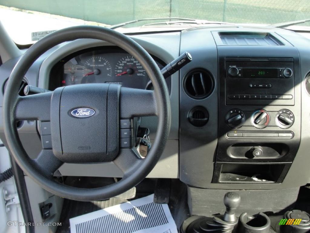 2005 F150 XL SuperCab 4x4 - Oxford White / Medium Flint Grey photo #50