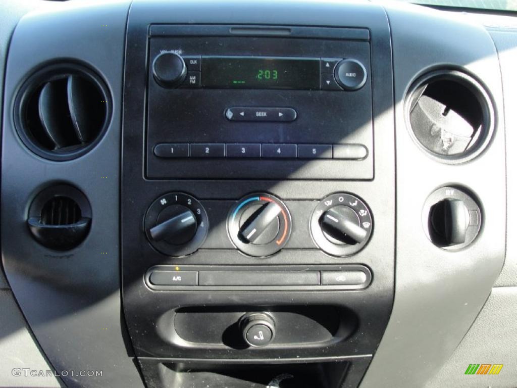 2005 F150 XL SuperCab 4x4 - Oxford White / Medium Flint Grey photo #51