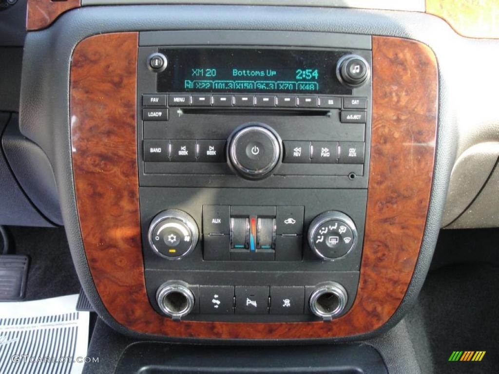 2007 Chevrolet Suburban 1500 LS Controls Photo #41174558