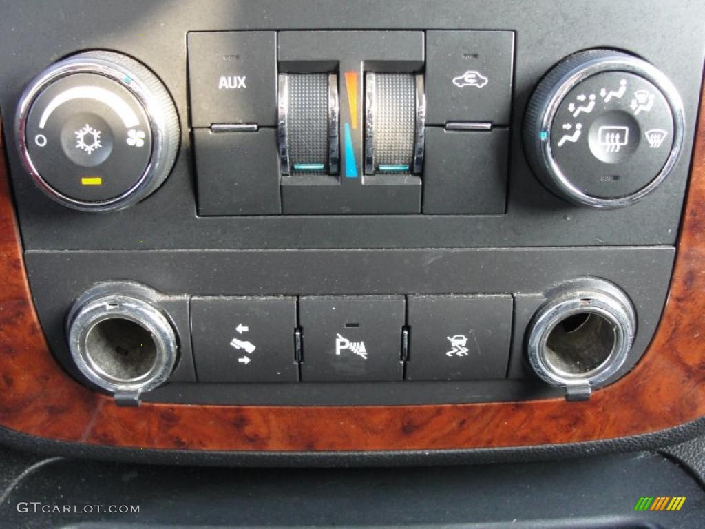 2007 Chevrolet Suburban 1500 LS Controls Photo #41174578
