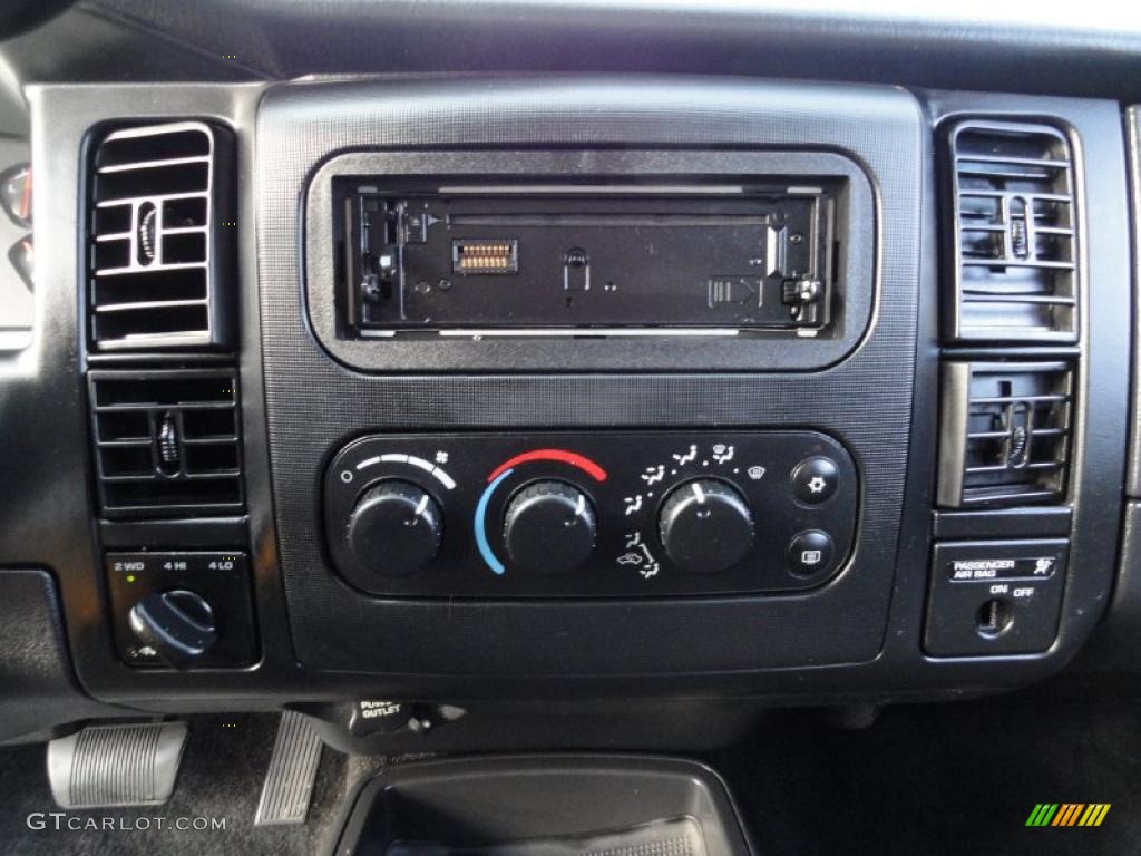 2003 Dodge Dakota Sport Club Cab 4x4 Controls Photo #41199346