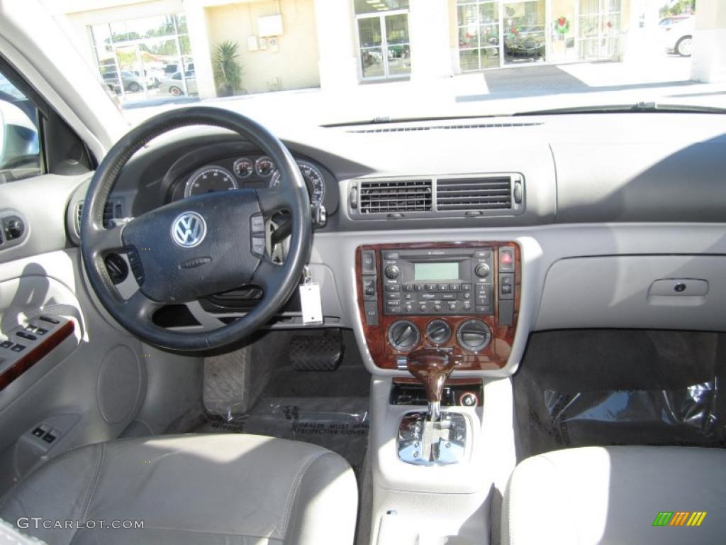 2004 Volkswagen Passat GLS Wagon Dashboard Photos