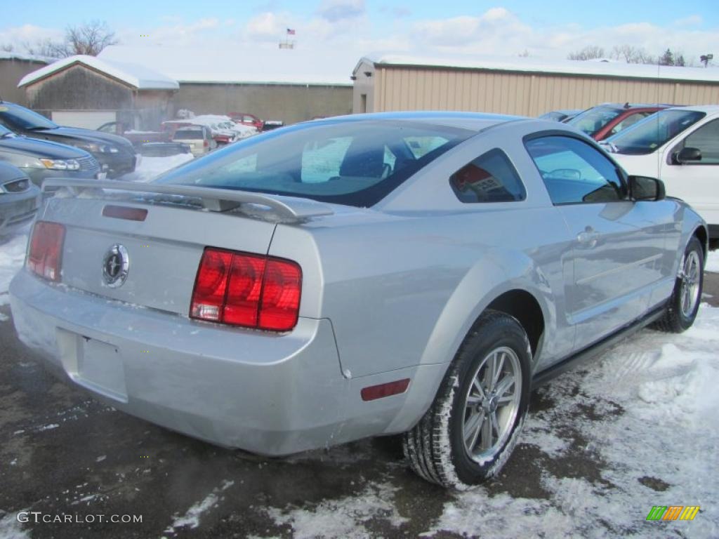 2005 Mustang V6 Deluxe Coupe - Satin Silver Metallic / Light Graphite photo #2