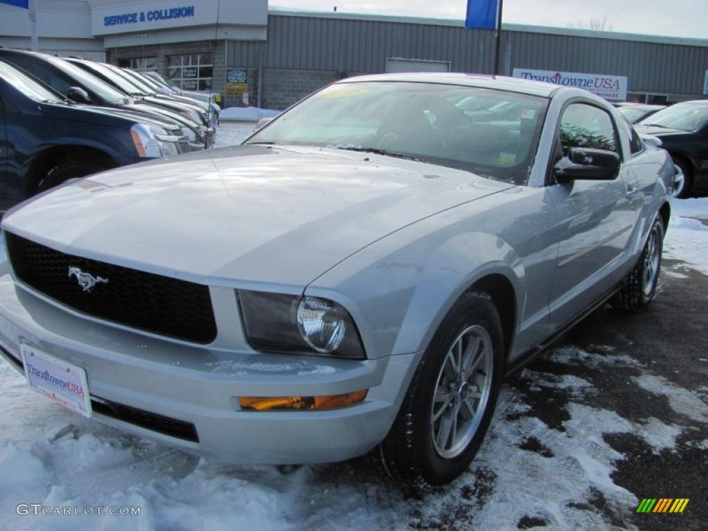 2005 Mustang V6 Deluxe Coupe - Satin Silver Metallic / Light Graphite photo #16