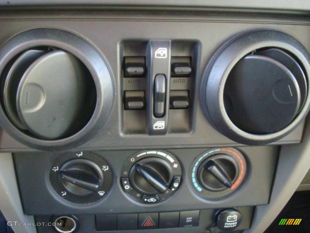 2007 Jeep Wrangler Unlimited Sahara Controls Photo #41209027
