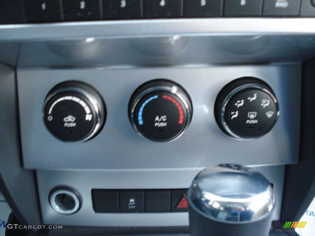 2010 Dodge Nitro SXT 4x4 Controls Photo #41218044