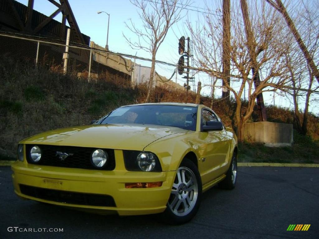 2006 Mustang GT Premium Coupe - Screaming Yellow / Dark Charcoal photo #3