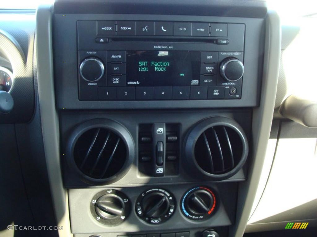 2010 Jeep Wrangler Unlimited Rubicon 4x4 Controls Photo #41241540