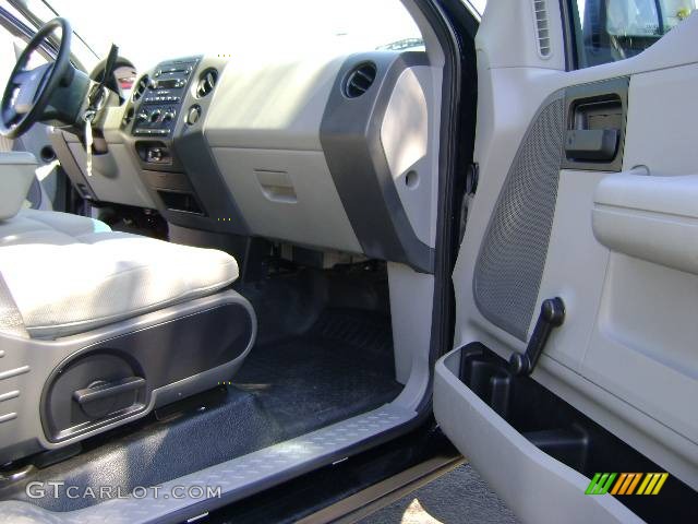 2005 F150 STX Regular Cab Flareside - Black / Medium Flint Grey photo #24