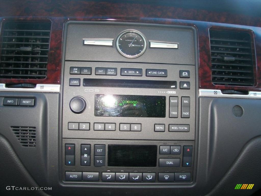 2010 Lincoln Town Car Signature Limited Controls Photo #41255629