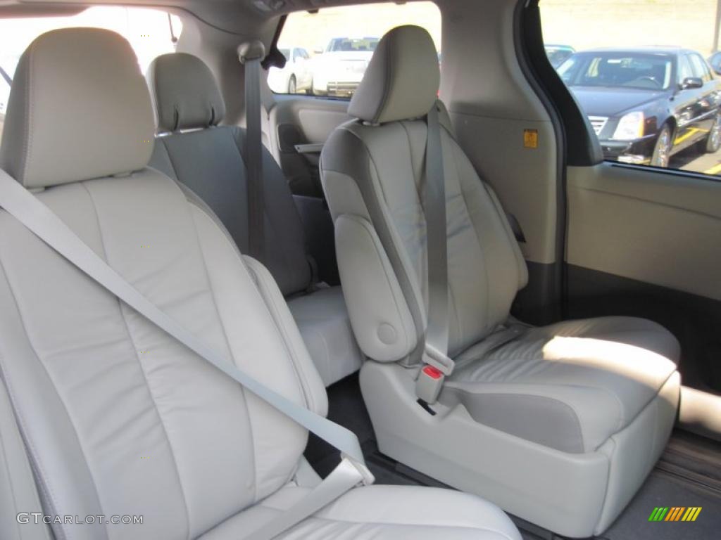 2011 Sienna Limited - Super White / Light Gray photo #14