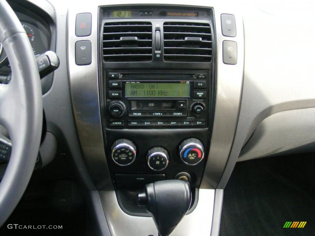 2005 Hyundai Tucson LX V6 Controls Photo #41258425