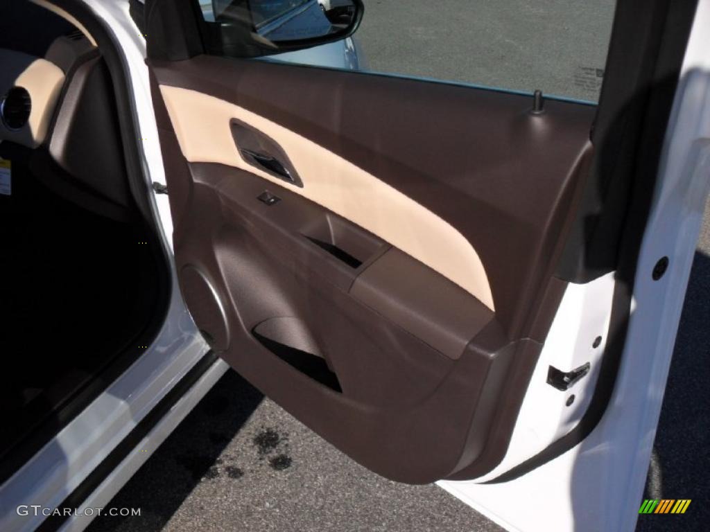 2011 Chevrolet Cruze LTZ Cocoa/Light Neutral Leather Door Panel Photo #41263673
