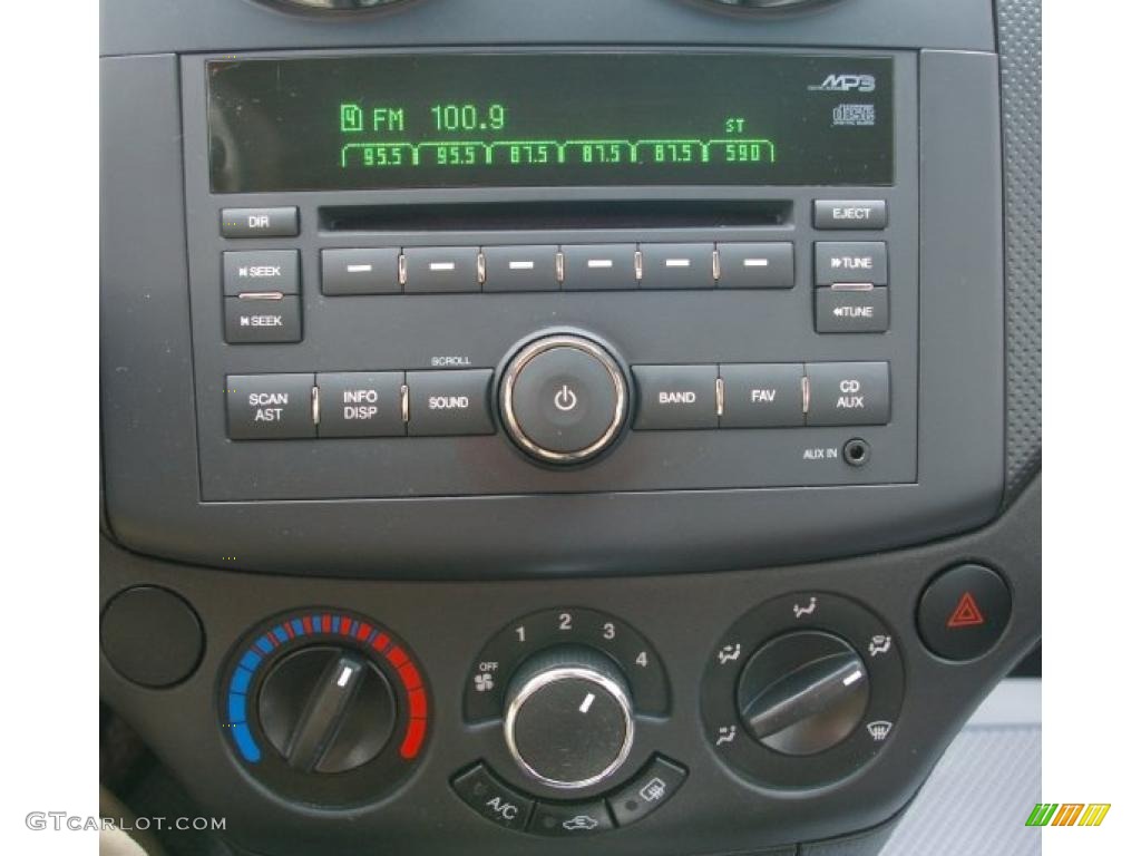 2009 Pontiac G3 Standard G3 Model Controls Photo #41265949