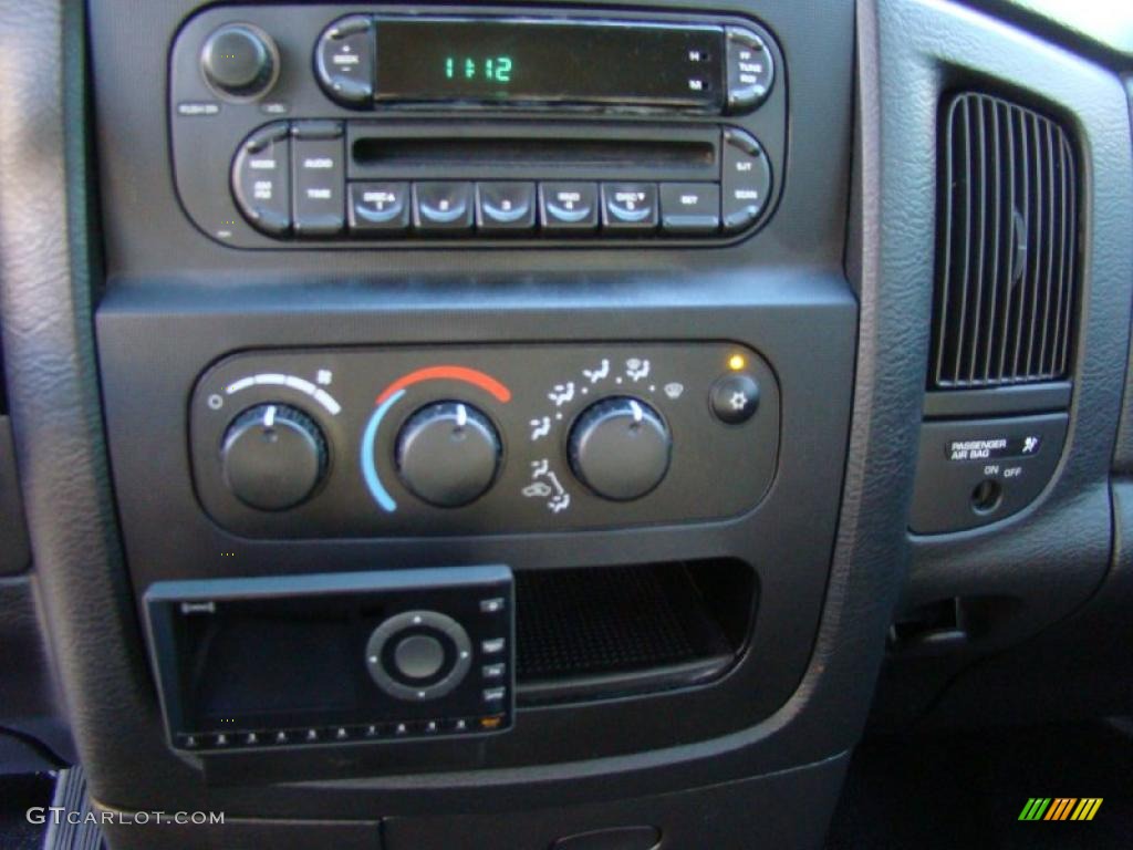 2004 Dodge Ram 1500 SLT Regular Cab 4x4 Controls Photo #41270221
