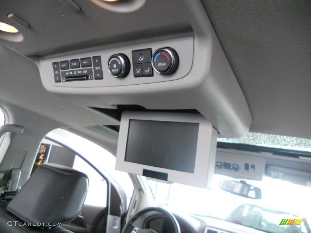 2010 Infiniti QX 56 4WD Controls Photo #41289961