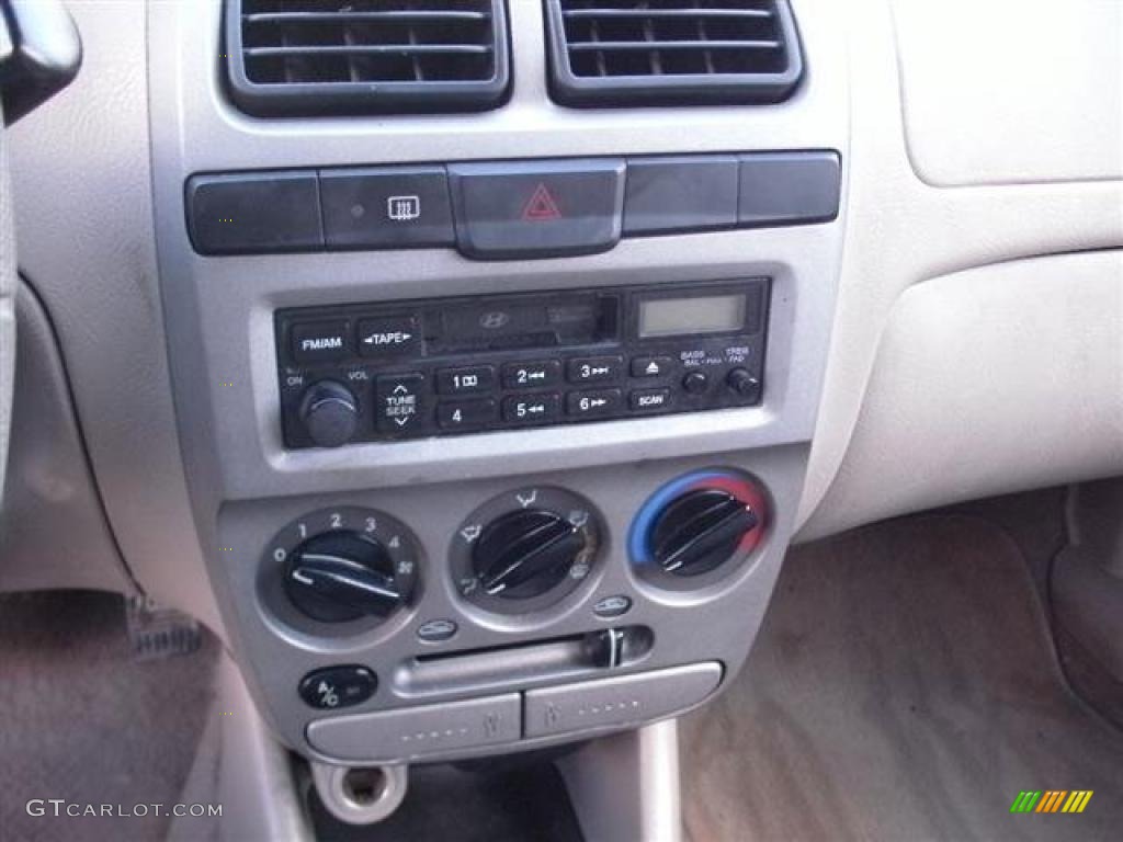 2004 Hyundai Accent GL Sedan Controls Photo #41299247