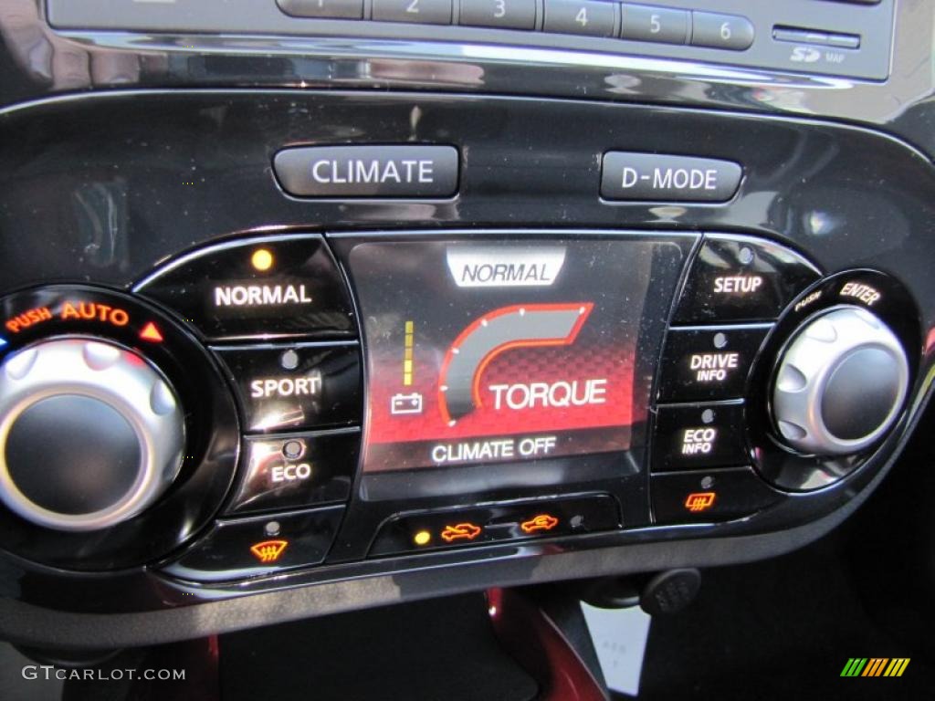 2011 Nissan Juke SV Controls Photo #41305240