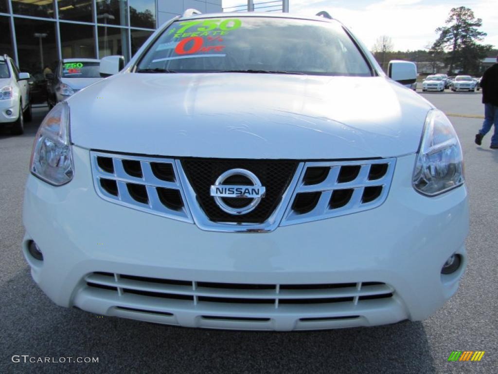 2011 Rogue SV - Pearl White / Gray photo #8