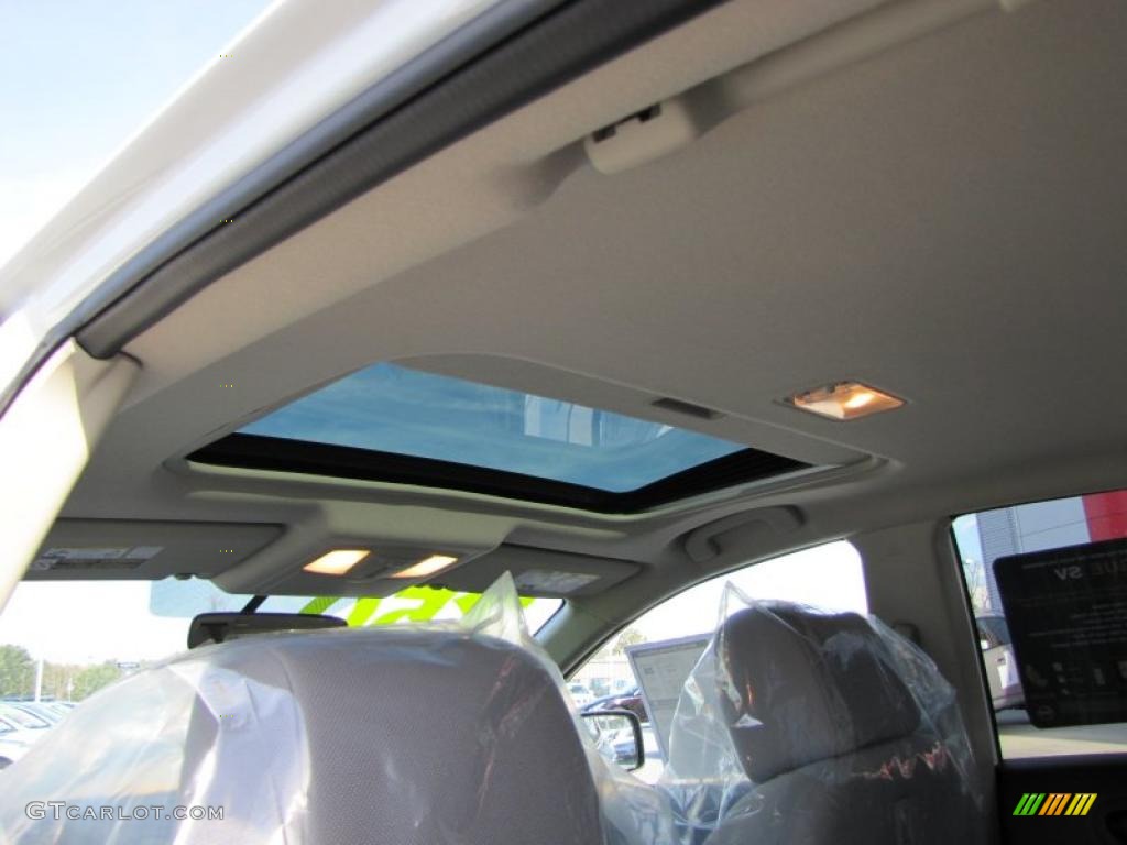 2011 Rogue SV - Pearl White / Gray photo #11