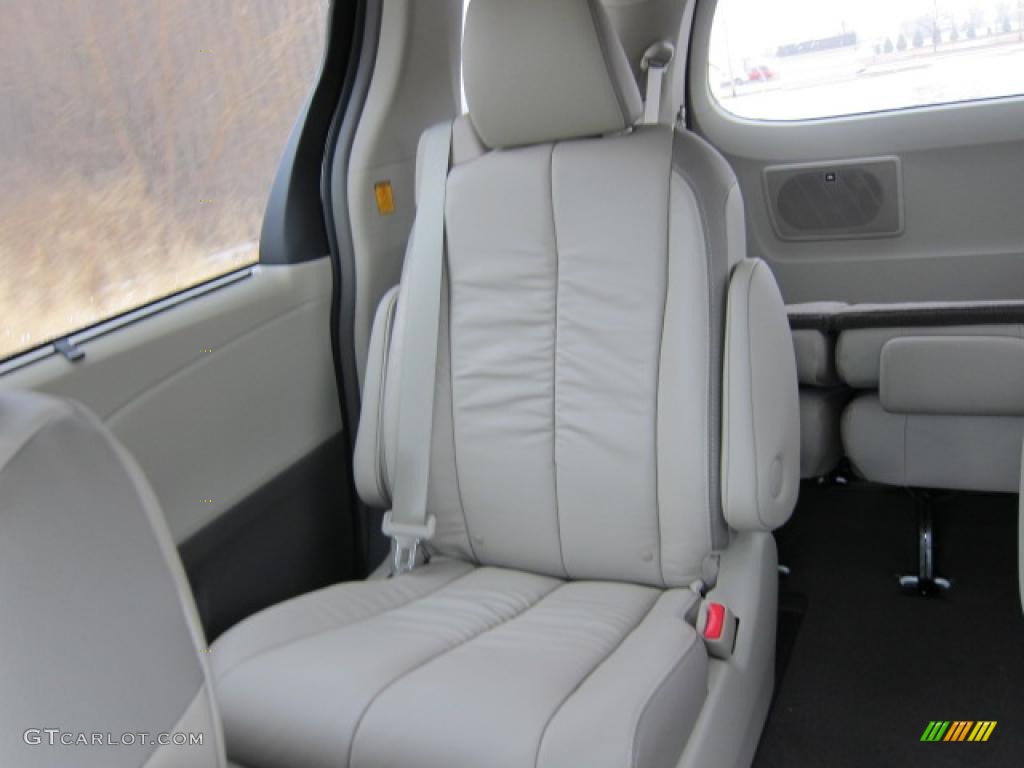 2011 Sienna Limited - Super White / Light Gray photo #9