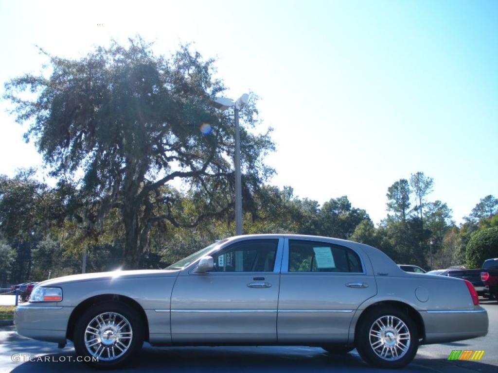 Light French Silk Metallic 2010 Lincoln Town Car Signature Limited Exterior Photo #41307015