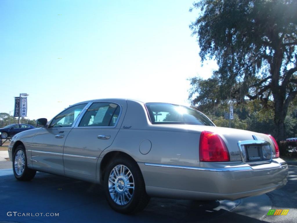 Light French Silk Metallic 2010 Lincoln Town Car Signature Limited Exterior Photo #41307027