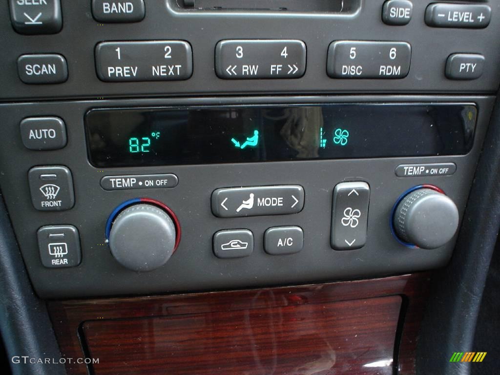 2003 Cadillac Seville STS Controls Photo #41317136