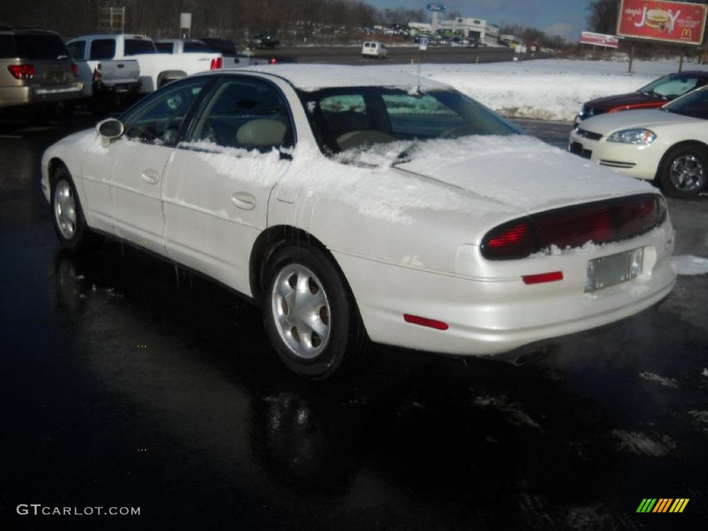 1998 Aurora  - White Diamond Pearl / Neutral photo #7