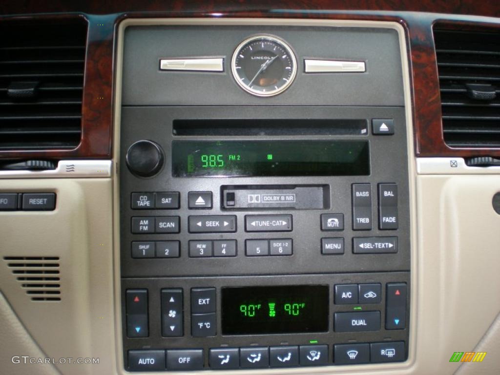 2007 Lincoln Town Car Signature Controls Photo #41334531