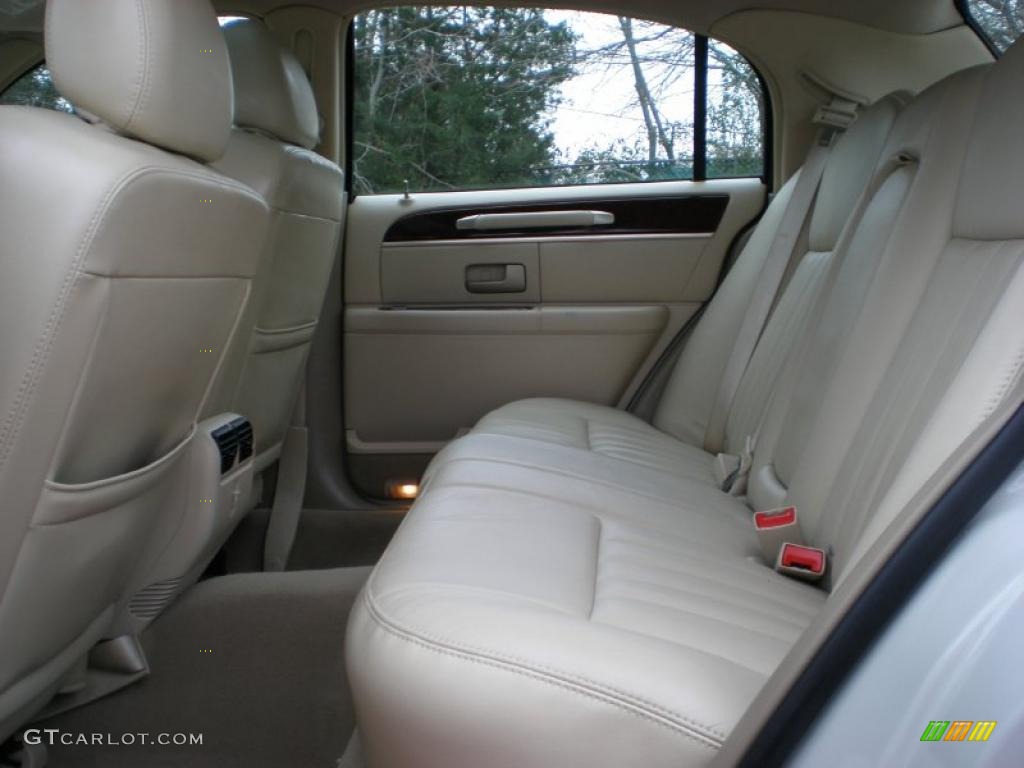 Light Camel Interior 2007 Lincoln Town Car Signature Photo #41334563