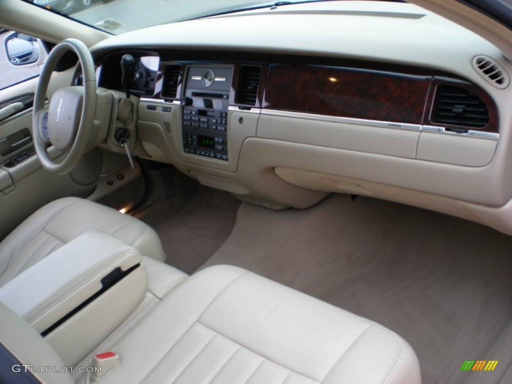 2007 Lincoln Town Car Signature Light Camel Dashboard Photo #41334659