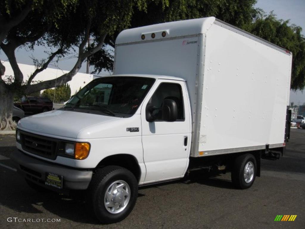 Oxford White 2004 Ford E Series Cutaway E350 Commercial Moving Truck Exterior Photo #41335895