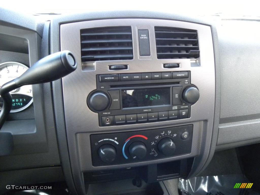 2007 Dodge Dakota SLT Club Cab Controls Photo #41338919