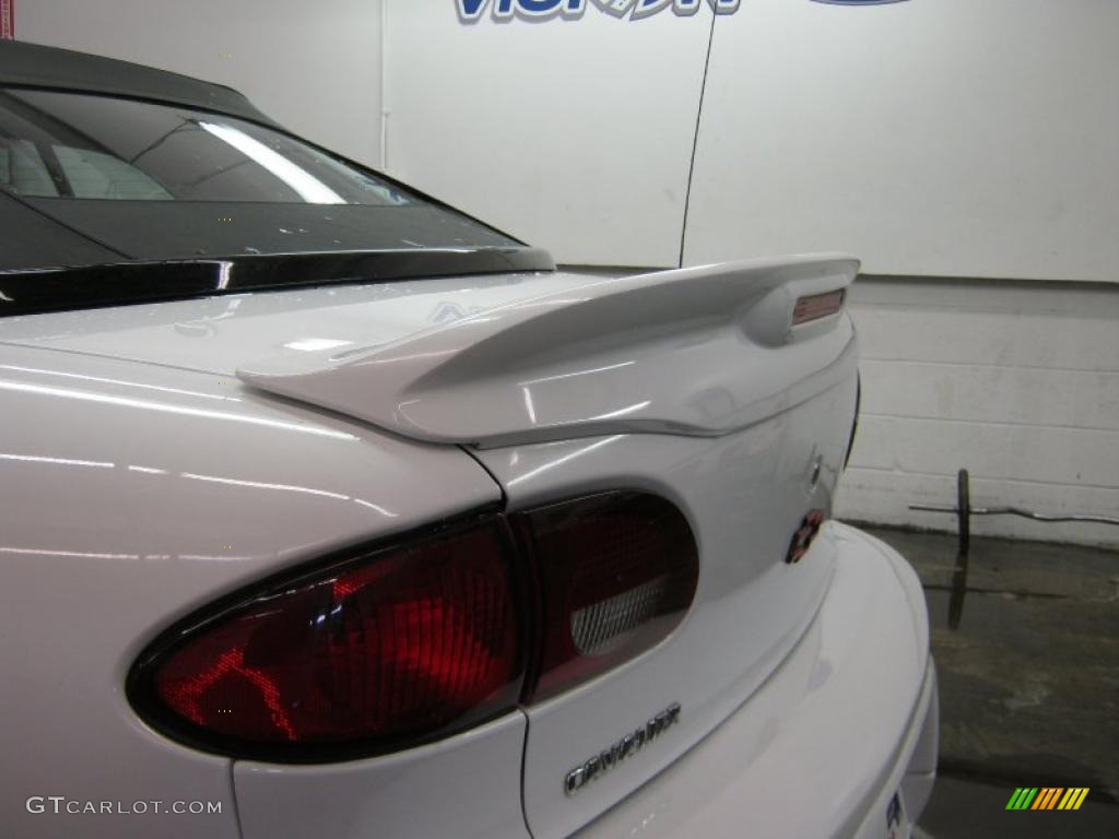 2000 Cavalier Z24 Convertible - Bright White / Medium Gray photo #12