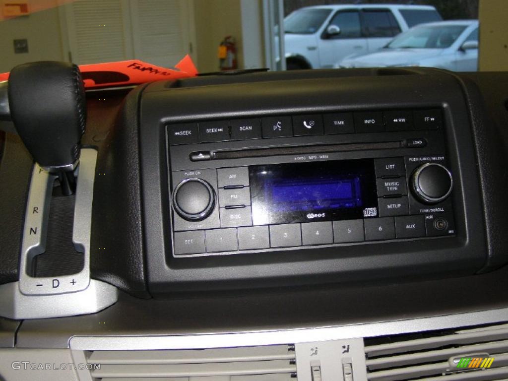 2009 Volkswagen Routan SEL Controls Photo #41346523