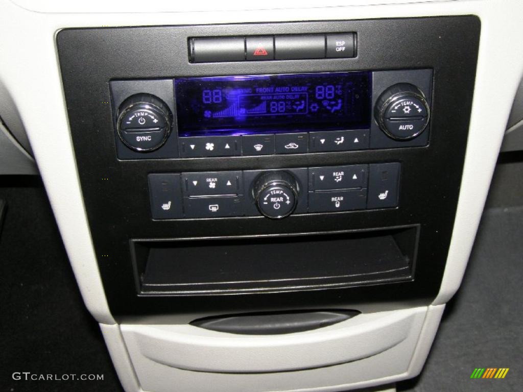 2009 Volkswagen Routan SEL Controls Photo #41346539