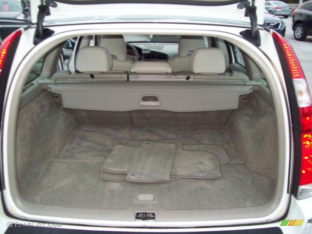 2006 Volvo V70 2.5T Trunk Photos