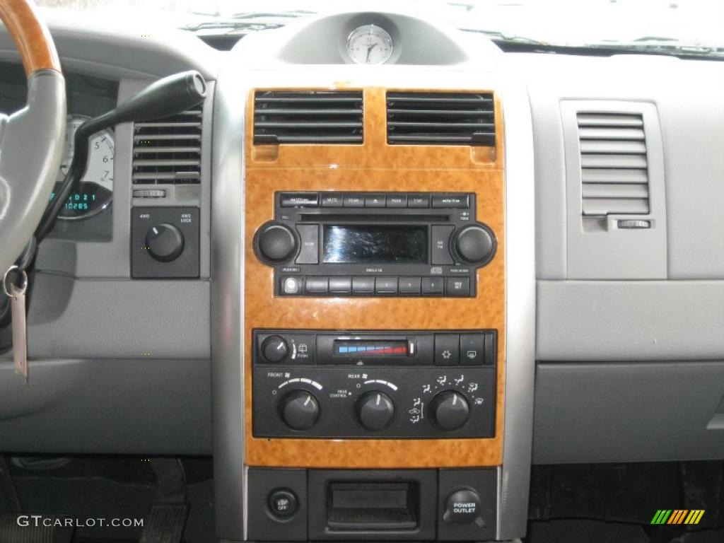 2007 Chrysler Aspen Limited 4WD Controls Photo #41362135