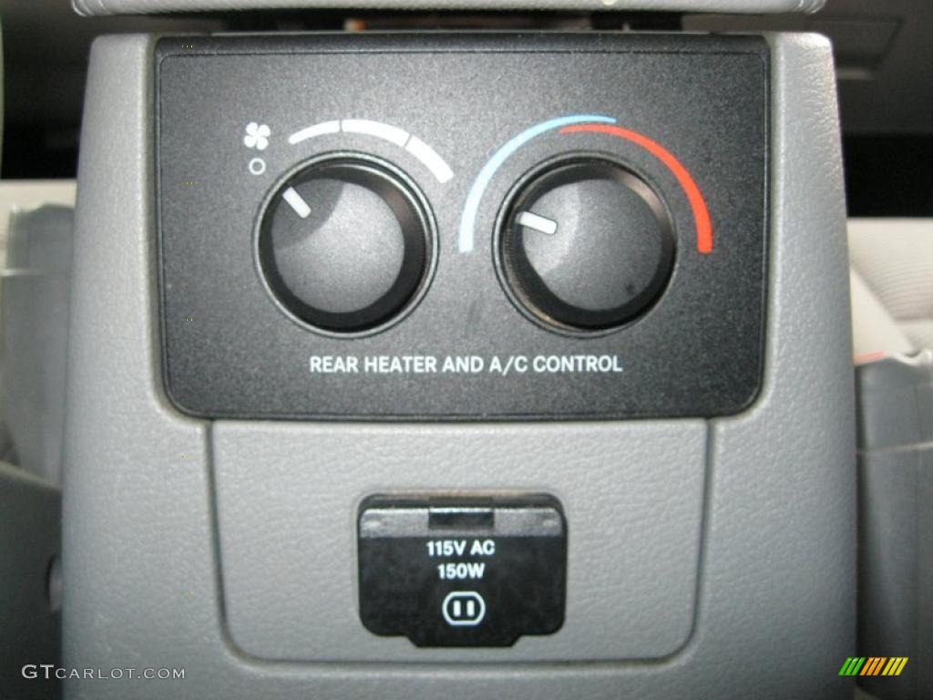 2007 Chrysler Aspen Limited 4WD Controls Photo #41362203