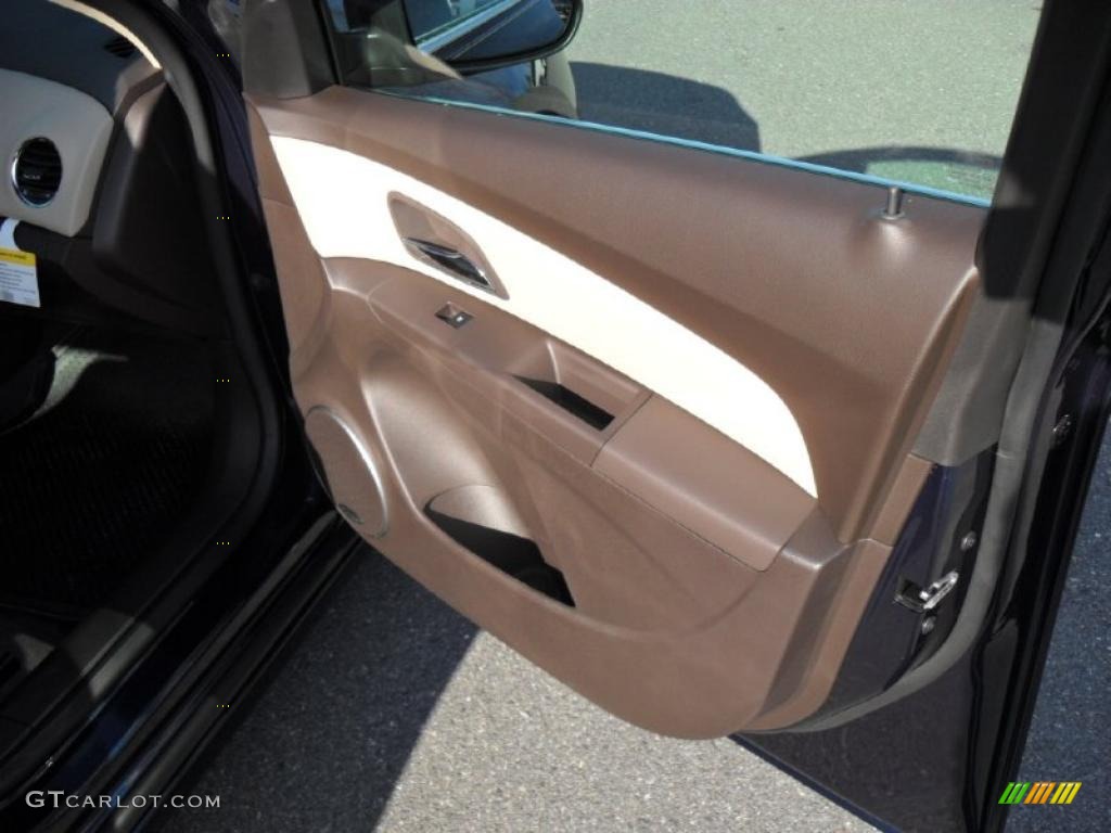 2011 Chevrolet Cruze LTZ Cocoa/Light Neutral Leather Door Panel Photo #41376100